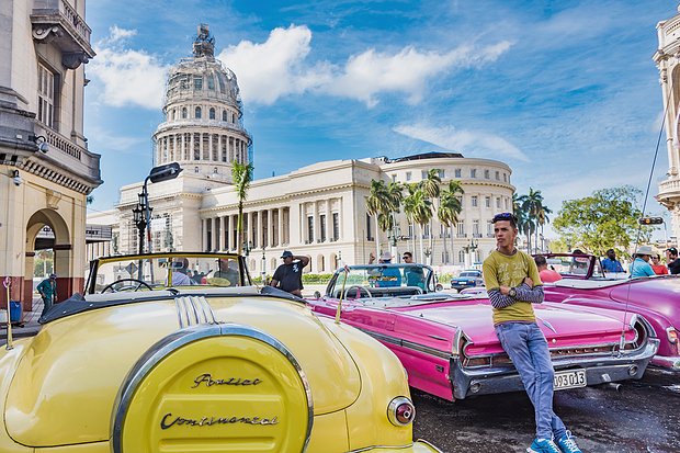Ретроавтомобили рядом с Капитолием в Гаване, Куба. Фото: Roberto Machado Noa / LightRocket / Getty Images