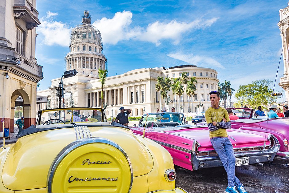 Ретроавтомобили рядом с Капитолием в Гаване, Куба 