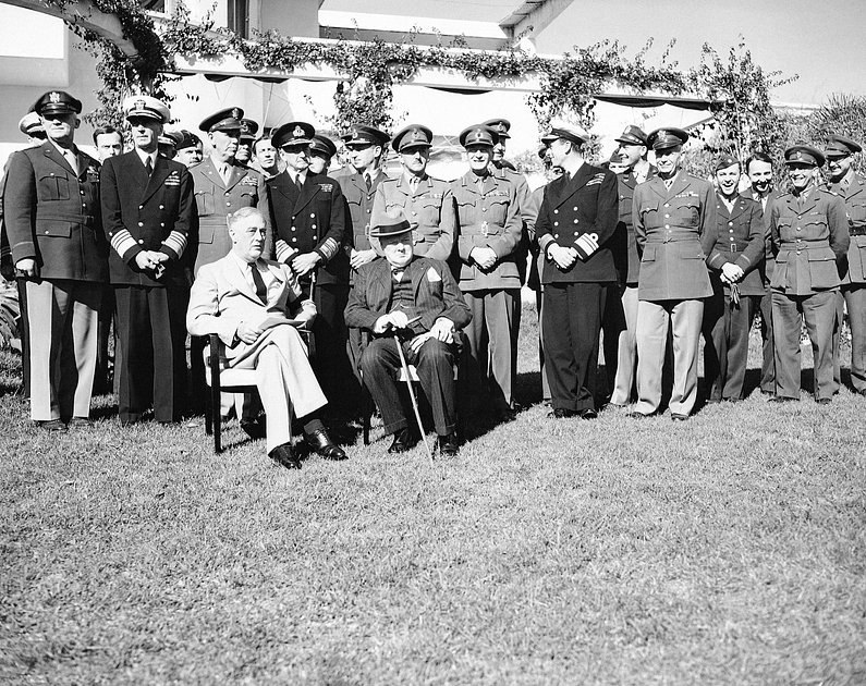 Франклин Рузвельт и Уинстон Черчилль на конференции в Касабланке. Адмирал Луис Маунтбеттен — второй справа в первом ряду, 1943 год