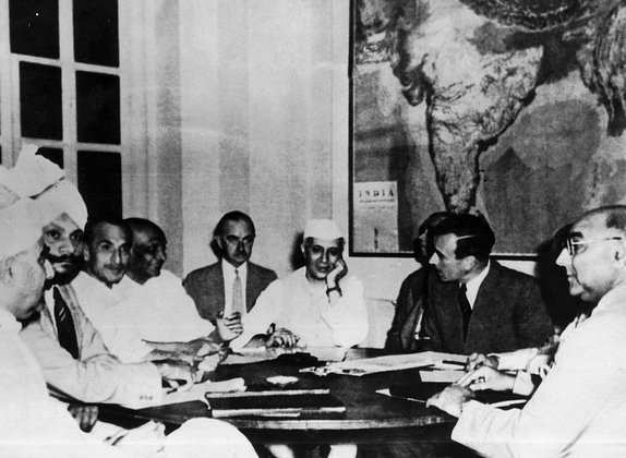 Луис Маунтбеттен на встрече с индийскими лидерами, 2 июня 1947 года. Фото: Photo12 / Universal Images Group / Getty Images