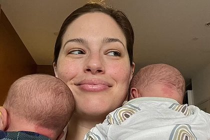 Эшли Грэм показала растяжки на животе после рождения троих детей
