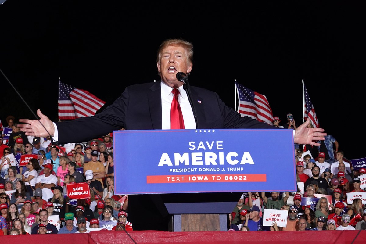 Бывший президент Дональд Трамп выступает перед сторонниками во время митинга в Де-Мойне, штат Айова, 9 октября 2021 года