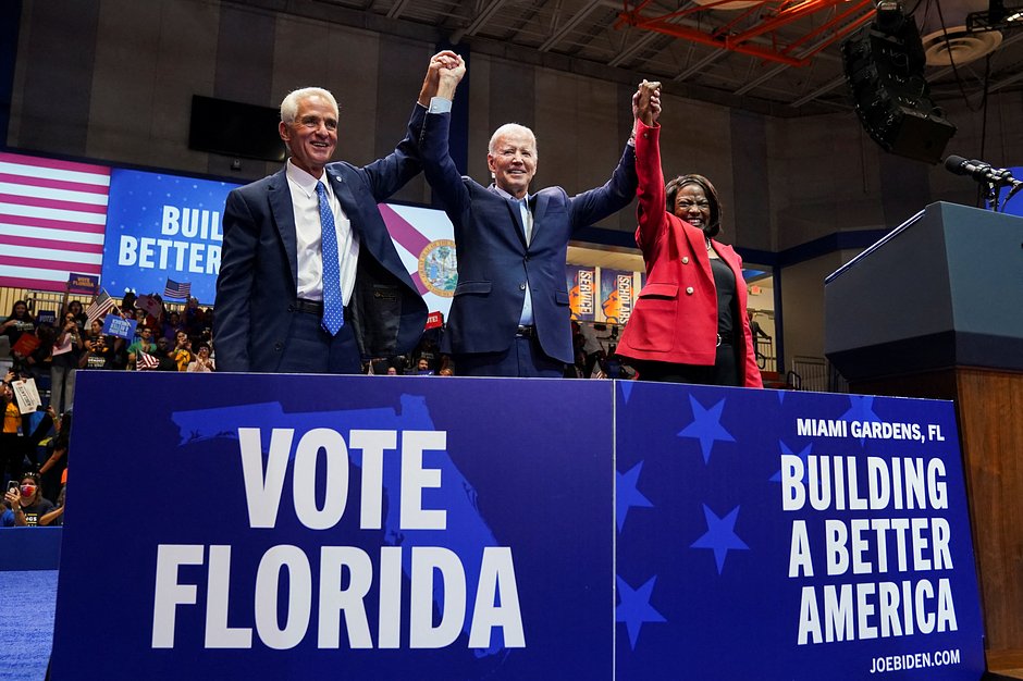 Президент США Джо Байден принимает участие в митинге в поддержку кандидата в сенаторы от Демократической партии Вэла Демингса и кандидата в губернаторы Чарли Криста в Майами-Гарденс, Флорида, США, 1 ноября 2022 года