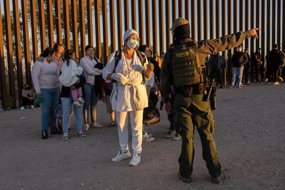 Иммигранты из Мексики, ищущие убежища в Соединенных Штатах, ожидают очереди для прохождения проверки агентами Пограничной службы США после пересечения границы в Аризоне, 26 сентября 2022 года