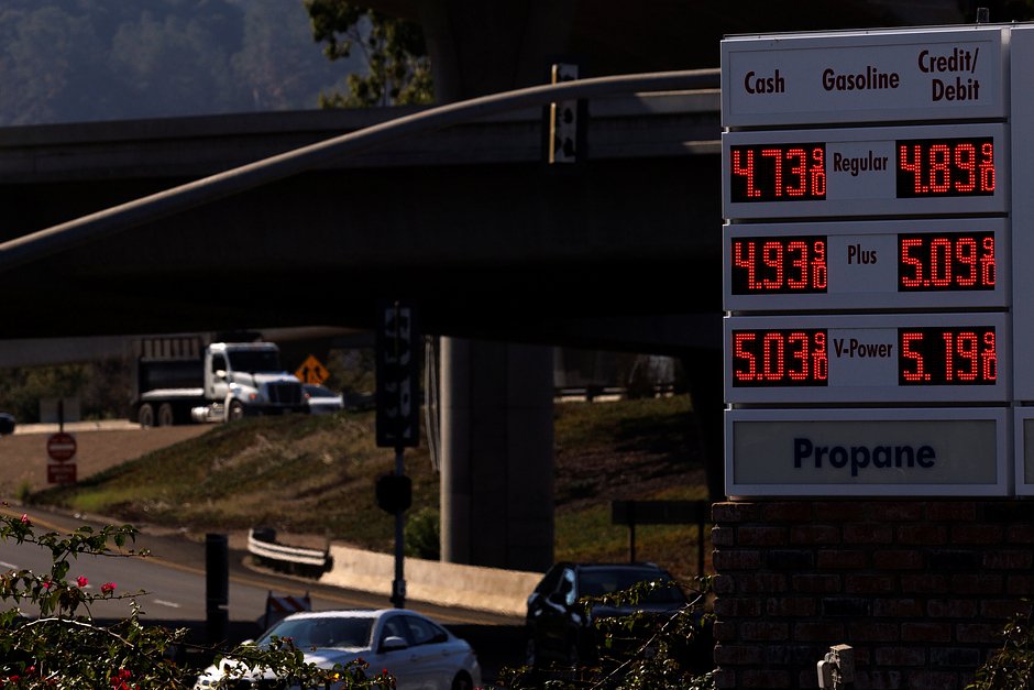 Цены на газ растут вместе с инфляцией, знак на заправочной станции в Сан-Диего, Калифорния, США, 9 ноября 2021 года