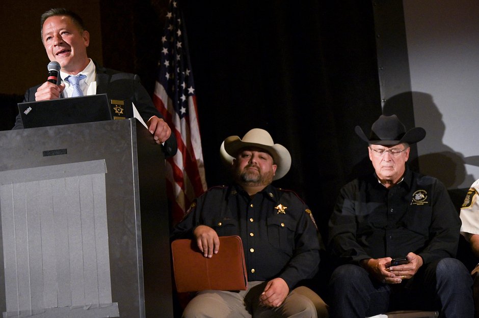 Шериф Кристофер Шмалинг выступает на пресс-конференции в Лас-Вегасе, штат Невада, США, 12 июля 2022 года