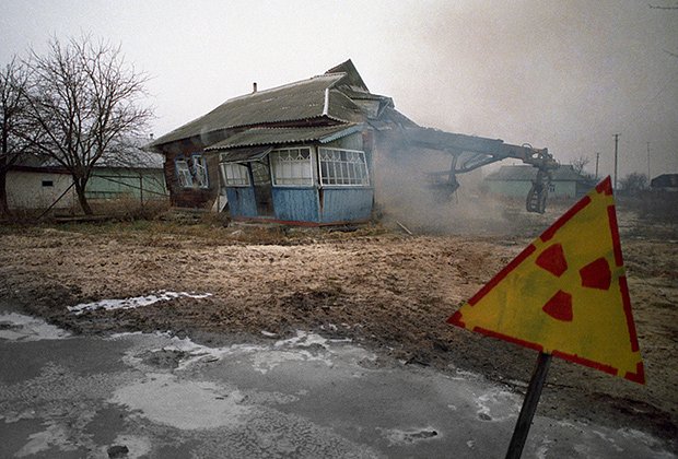 Деревенский дом в районе Чернобыльской АЭС сносят из-за заражения радиацией