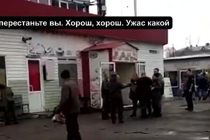 Подравшиеся на рынке Омска мужчины в военных бушлатах попали на видео