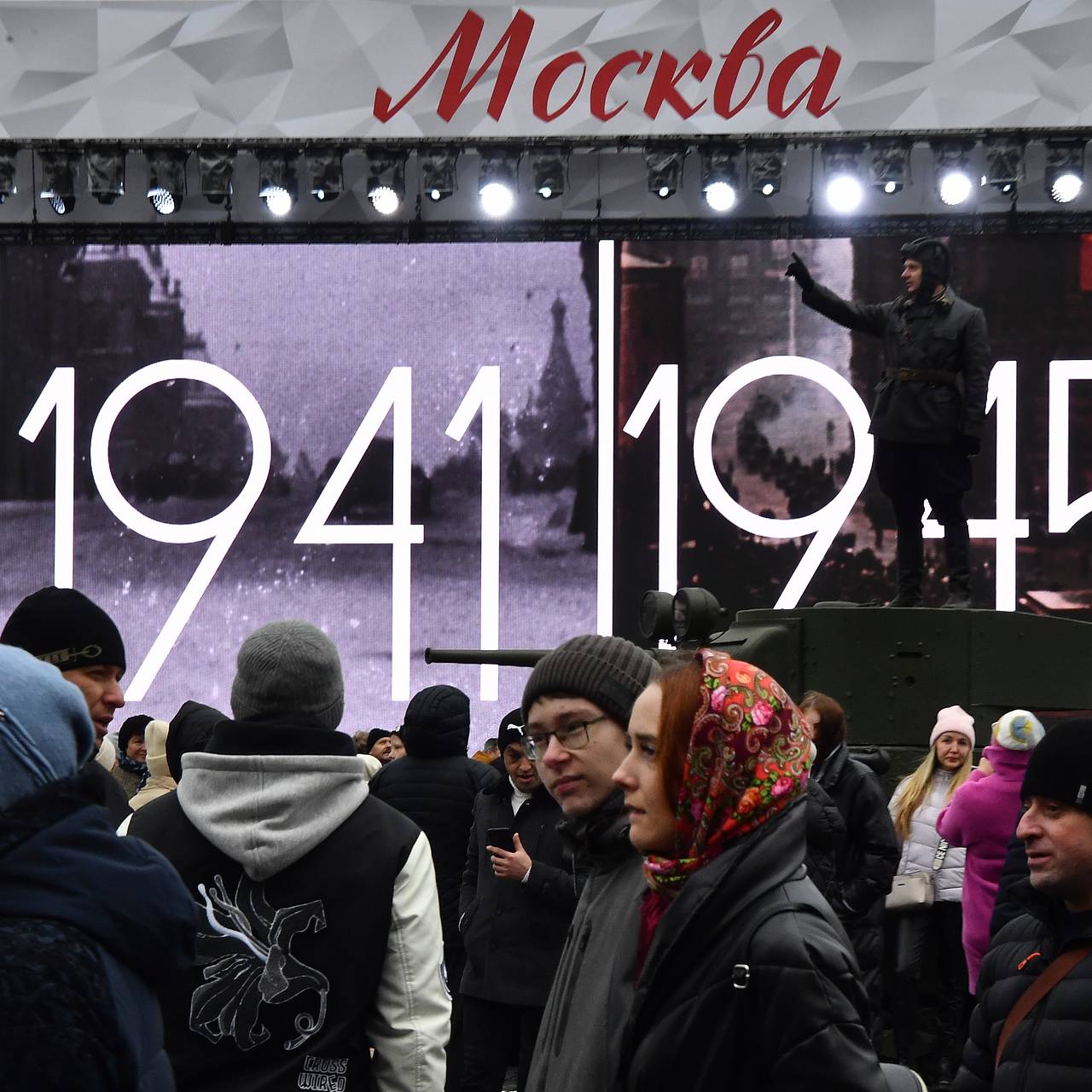 В москве 7 ноября состоялось. Выставка на красной площади 2022 5 ноября. Концерт на красной площади 7 ноября 2022. Выставка на красной площади посвященная параду. Актеры на красной площади.