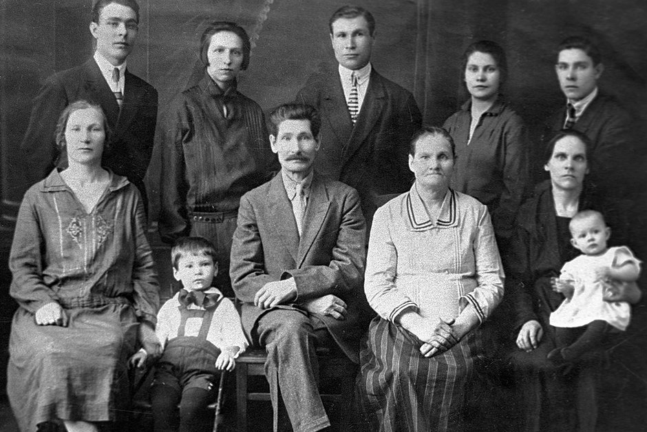 Семейный портрет Брежневых. Леонид Ильич — крайний слева в верхнем ряду