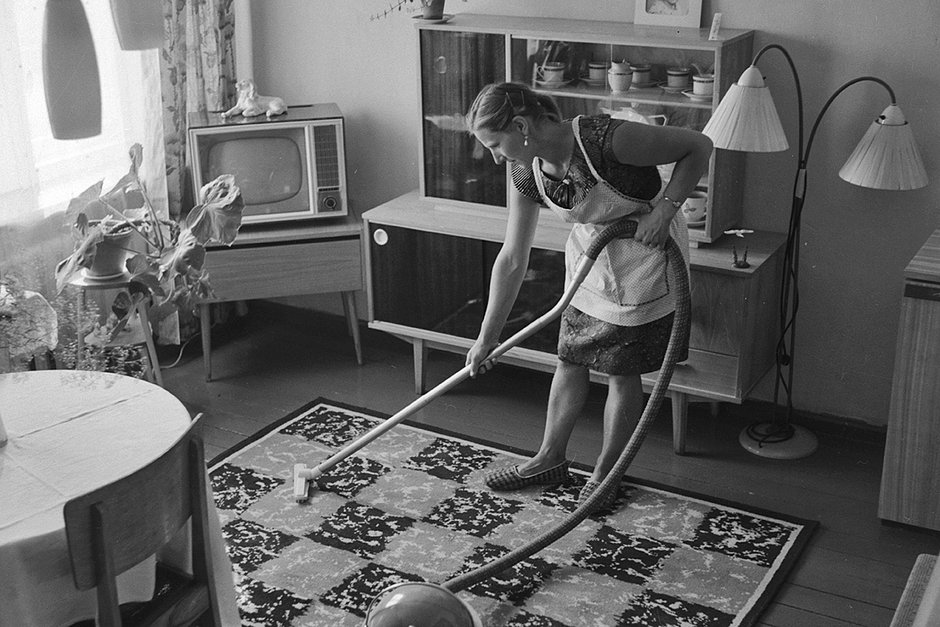 Советская домохозяйка убирает комнату, 1968 год