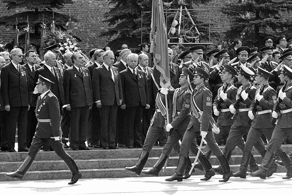 Брежнев у могилы Неизвестного солдата в 30-летнюю годовщину Победы в Великой Отечественной войне 