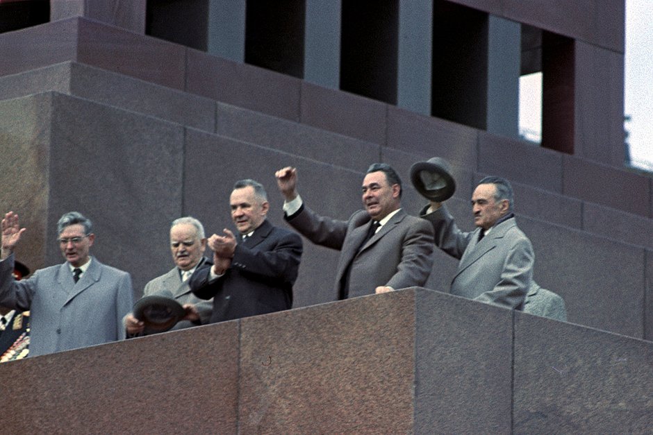 Брежнев и члены Политбюро приветствуют участников парада, 9 мая 1965 года