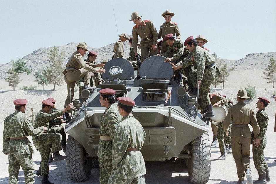 Солдаты армии Афганистана осматривают советскую военную технику 
