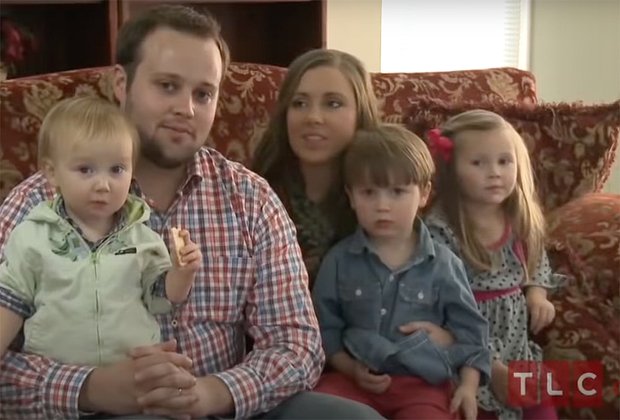 Джош Даггер с женой и детьми. Кадр: Entertainment Tonight / YouTube