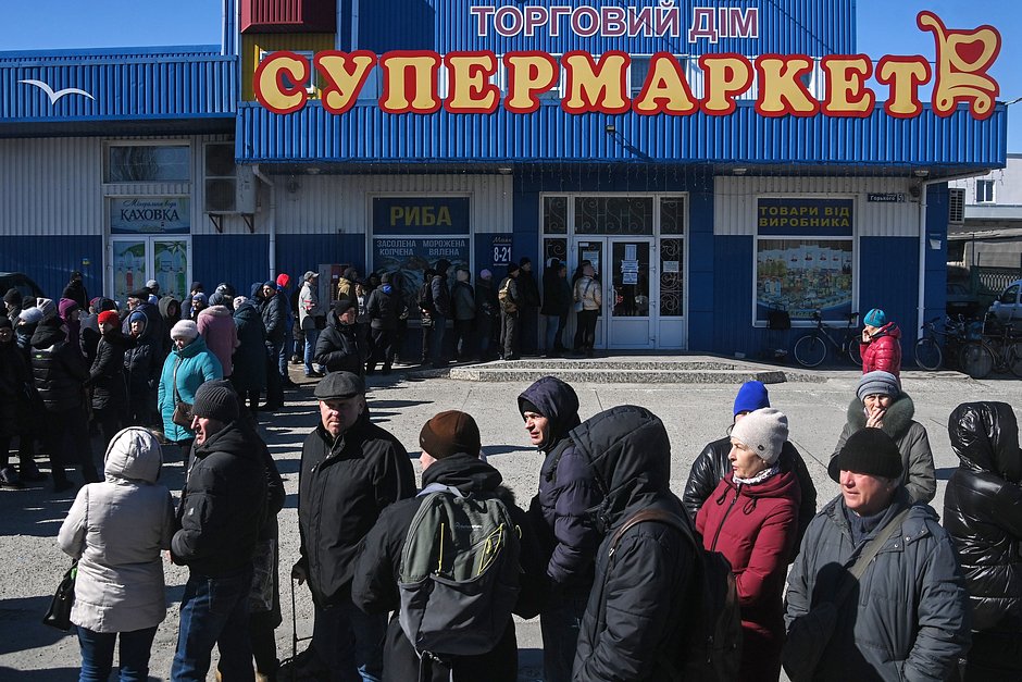 Жители Новой Каховки в очереди за продуктами