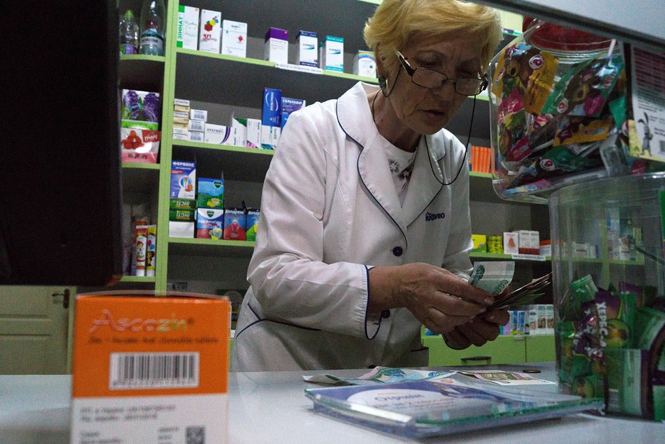 Фармацевт в одной из аптек Геническа в Херсонской области принимает оплату в рублях