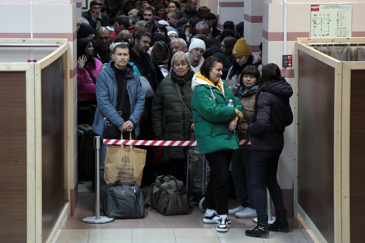 Вывезенные жители Херсонской области в зале ожидания железнодорожного вокзала в Джанкое