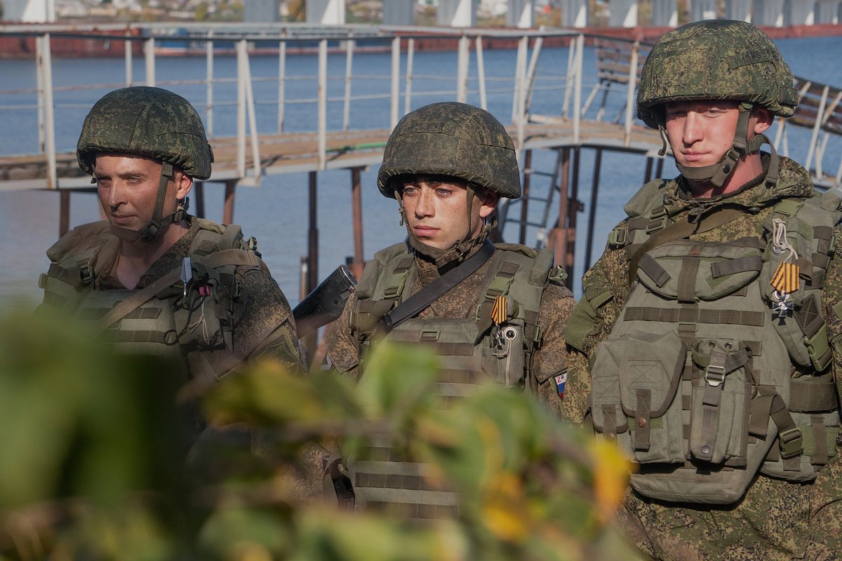 Понтонеры Вооруженных сил России, награжденные государственными боевыми наградами, на понтонной переправе через Днепр