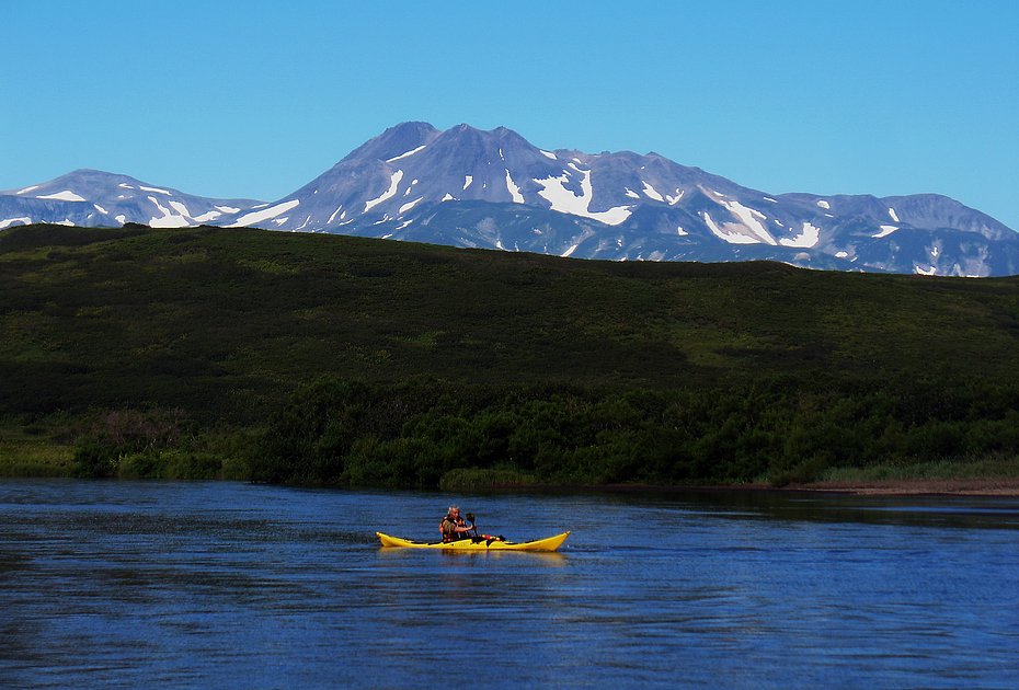 Остров Парамушир (Северные Курилы). Даже самым жарким летом на склонах вулканов лежат языки снега