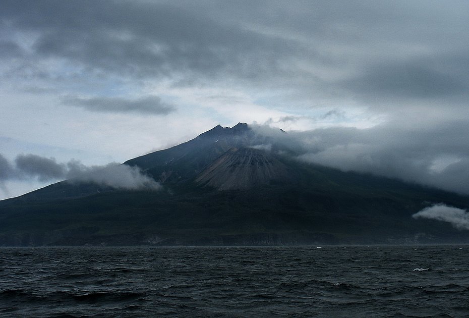Вулкан Горящая сопка на острове Симушир. Хорошо виден дополнительный молодой кратер на склоне
