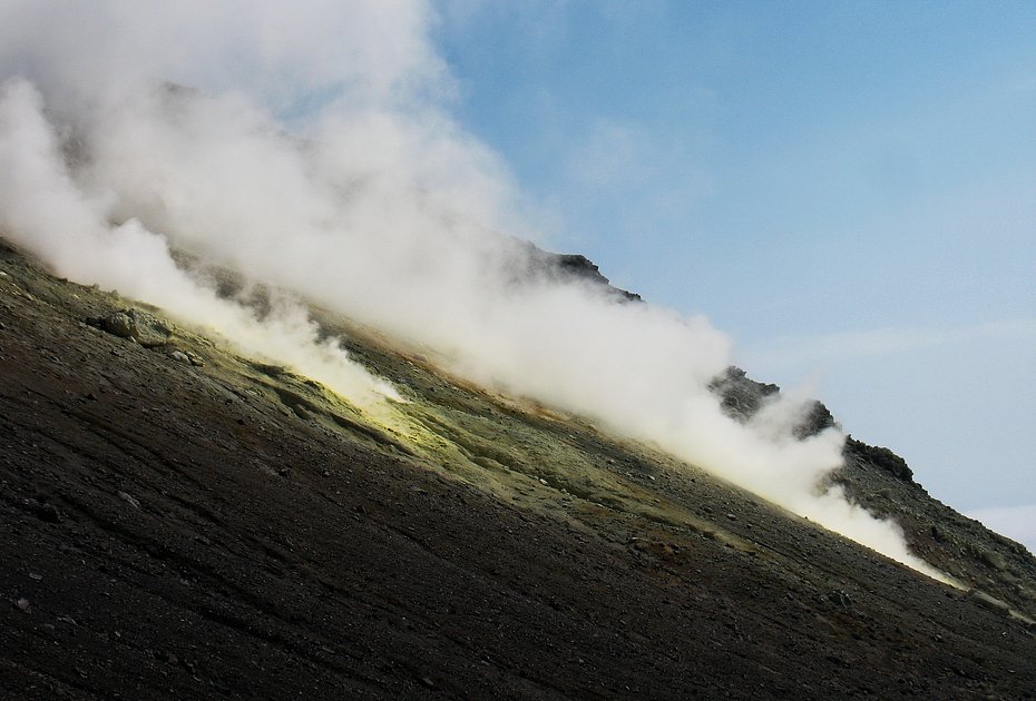 Дымящиеся фумаролы вулкана Черного на острове Чирпой 