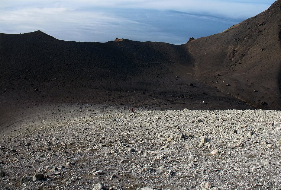 И через тысячи лет после извержения на его месте остаются поля пепла, вулканических бомб и следов лавы