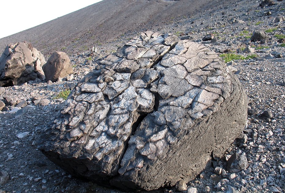 Вулканическая бомба на склоне вулкана Черного (остров Чирпой, Курильская гряда)