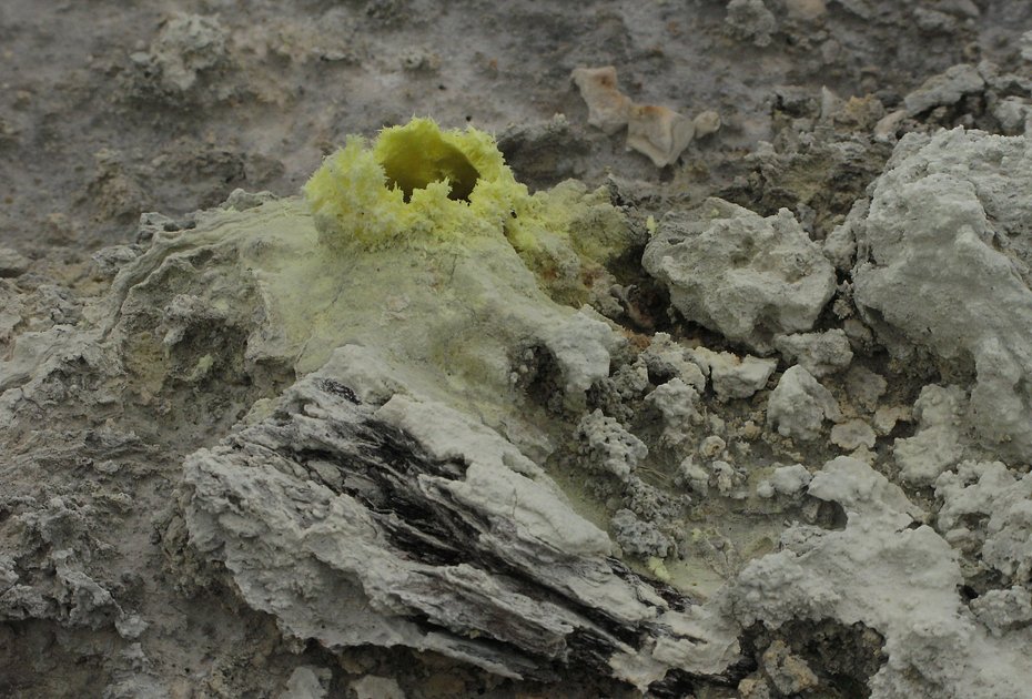 Отложения серы на стенках фумаролы вулкана на островах Ушишир (Курильская гряда)