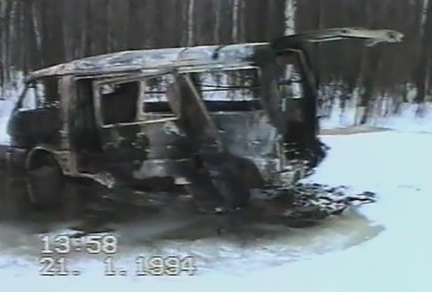 Сгоревший микроавтобус Mazda, брошенный в пригороде Санкт-Петербурга. Кадр: Криминальная Россия / YouTube