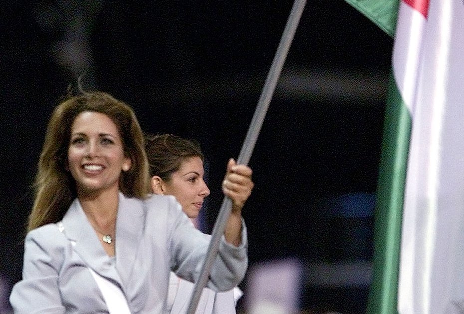 Принцесса Иордании Хайя бинт аль-Хусейн несет флаг Иордании во время церемонии открытия Олимпийских игр в Сиднее 15 сентября 2000 года