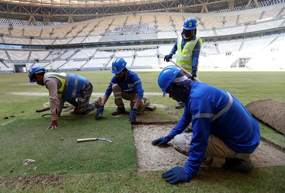 Рабочие на стадионе ЧМ-2022 в Катаре