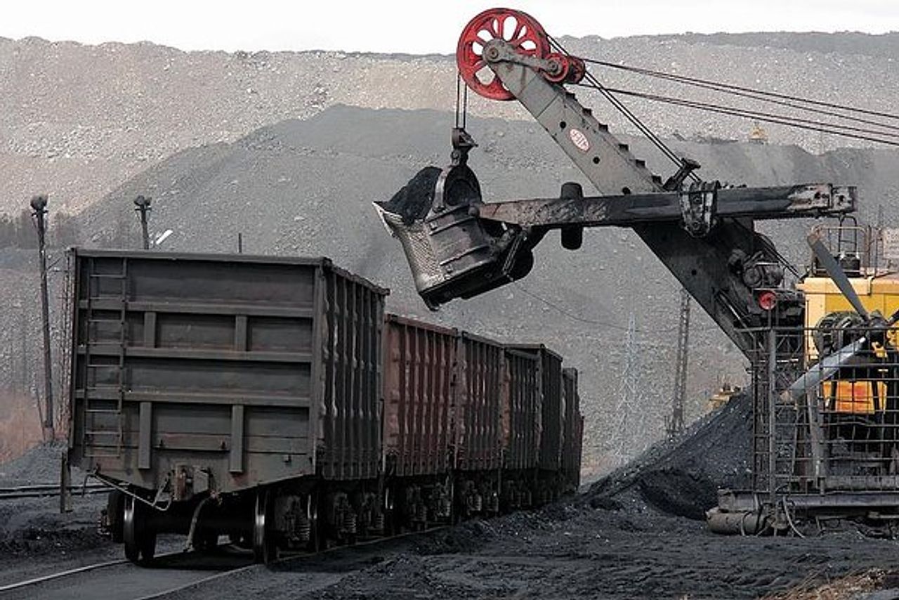 Перевозка каменного угля. Каменный уголь вагон Кузбасс. Погрузка угля. Уголь ЖД. Вагоны с углем.