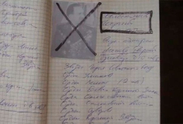 Перечеркнутое фото вице-адмирала Холостякова в тетрадке со списком ветеранов, найденной у Геннадия Калинина. Кадр: «Следствие вели...»