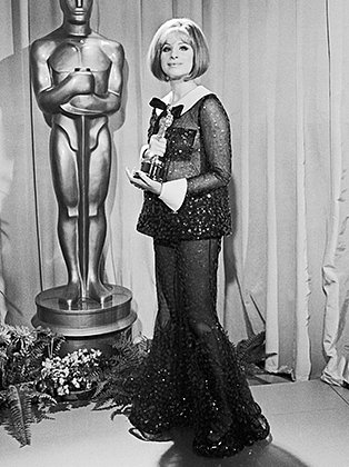 Актриса Барбра Стрейзанд со статуэткой «Оскар», которую она получила за лучшую женскую роль в фильме «Смешная девчонка» в 1969 году