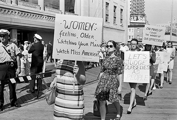 Во время проведения конкурса «Мисс Америка» сторонницы движения «Радикальных женщин Нью-Йорка» собрались на митинг возле здания Атлантик-Сити в США, 7 сентября 1968 года