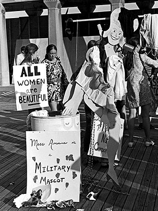 Участницы акции установили мусорный бак для косметики, женских журналов и бюстгальтеров