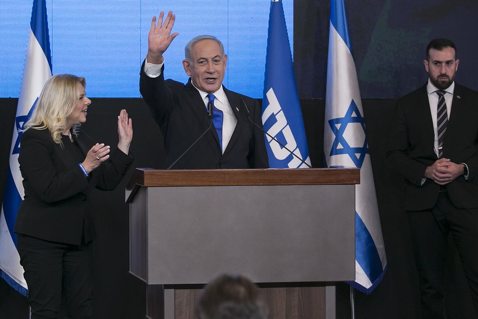 Биньямин Нетаньяху и его жена Сара приветствуют сторонников на мероприятии в ночь выборов. Иерусалим, 1 ноября 2022 года