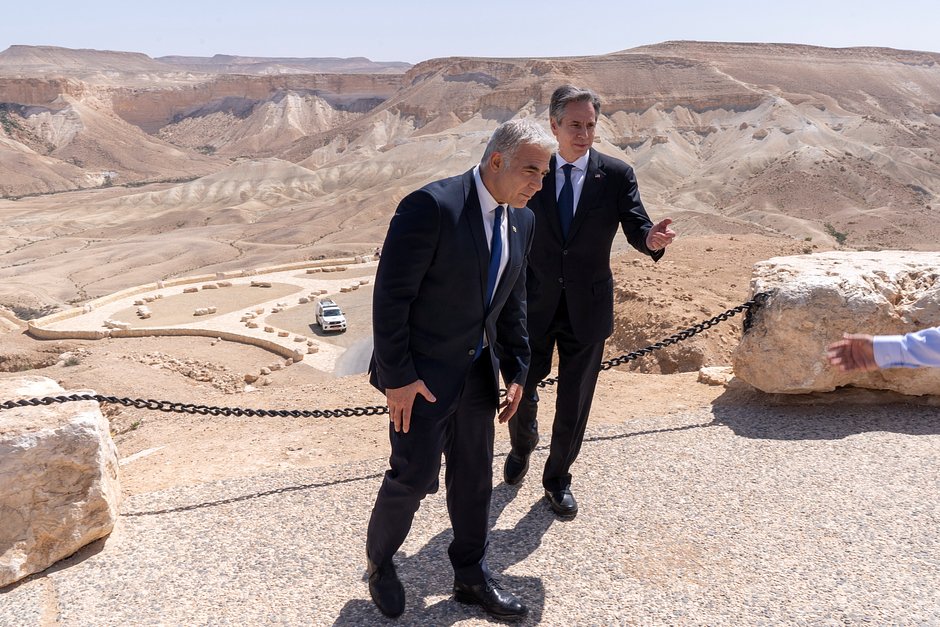 Госсекретарь США Энтони Блинкен и Яир Лапид, возглавлявший тогда МИД Израиля, в национальном парке «Гробница Бен-Гуриона». Израиль, 28 марта 2022 года