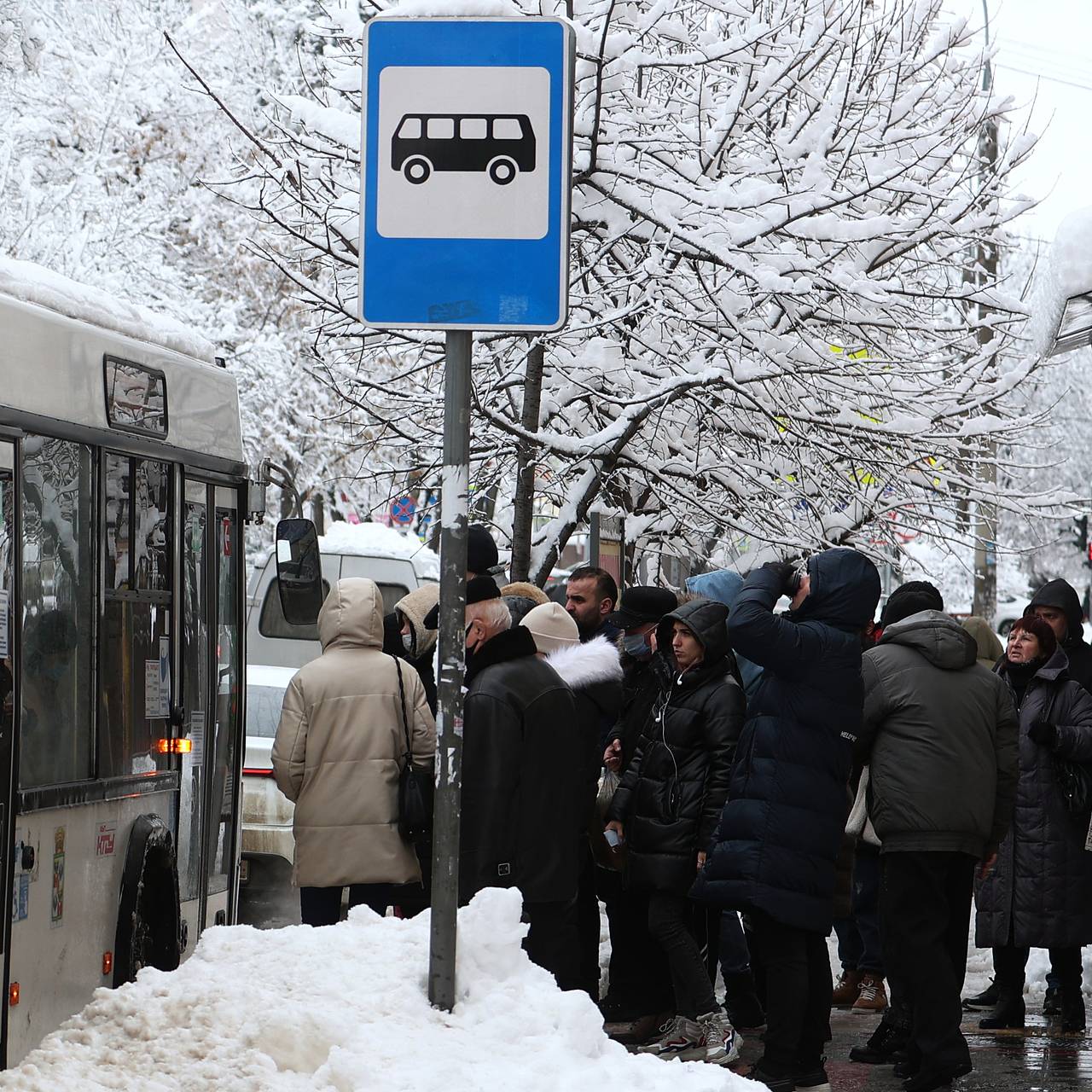 Подростки избили в автобусе. Кинул снежок в автобус. Дети кидают снежки в автобусы. Настоящий водитель автобуса. Автобусы российские 1.