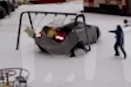 Россиянка на Mercedes въехала в качели с детьми и попала на видео