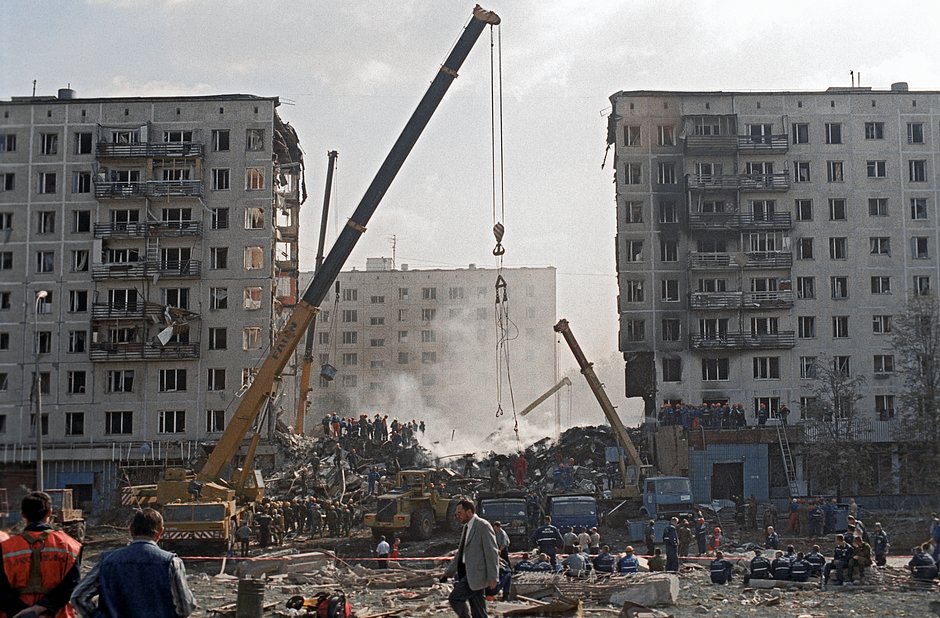 Разбор завалов на месте теракта на улице Гурьянова в Москве. 9 сентября 1999 года