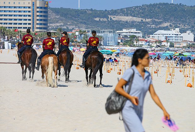 Полиция патрулирует один турецких пляжей