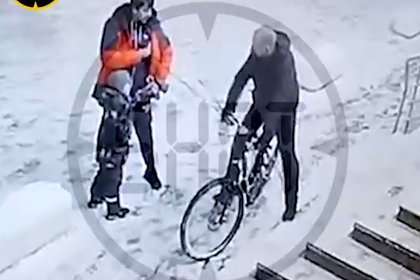 Избивающий маленького сына и инвалида россиянин попал на видео