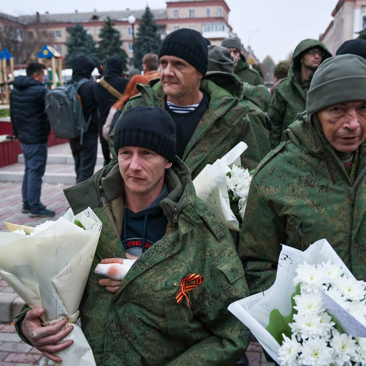 Русские забрали. Российские военные. Пленные украинские солдаты. Российские пленные на Украине. Украинский военный попал в плен.