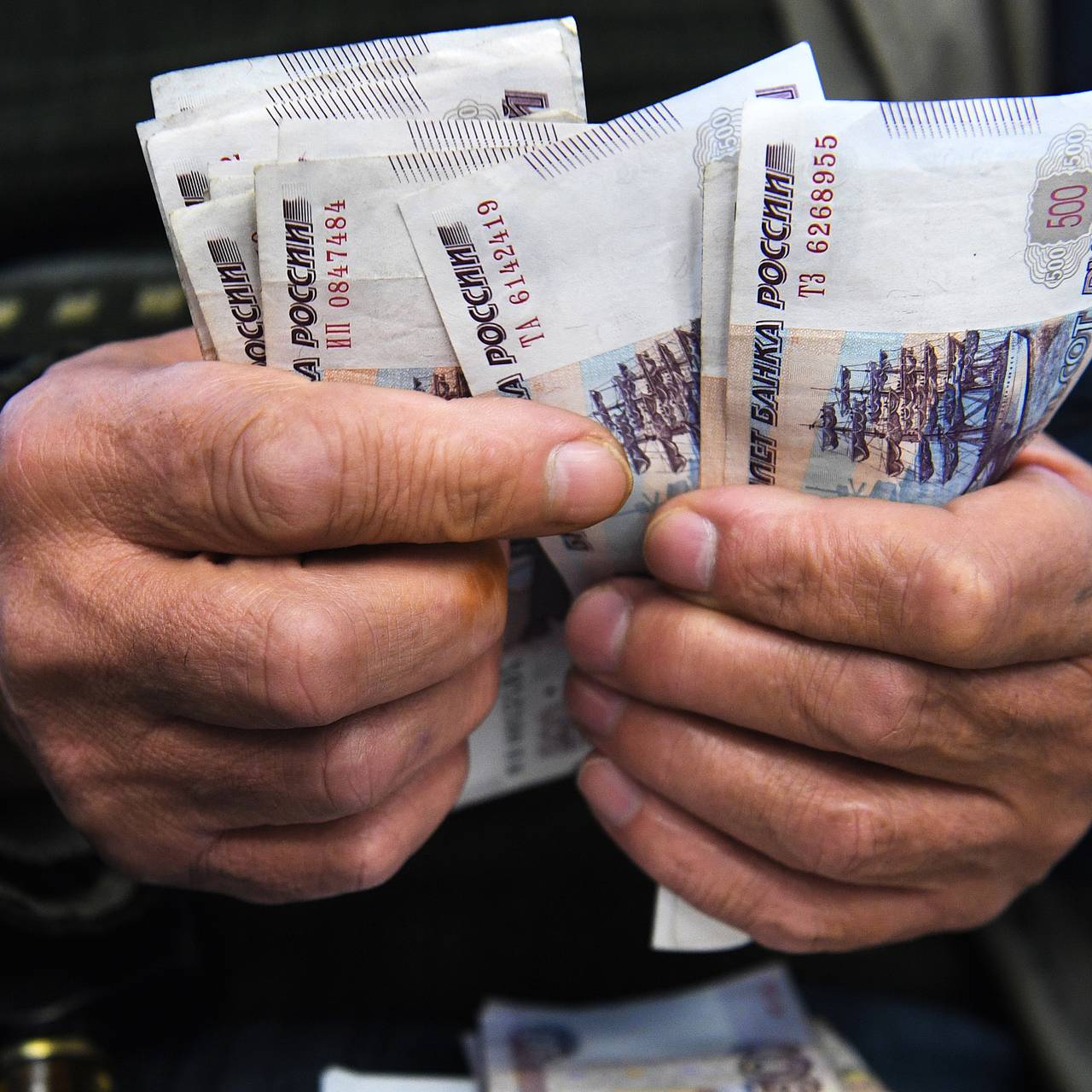 Социальные выплаты уменьшают. Выплаты пенсионерам. Повышение пенсии. Дефицит заработной платы. Пенсионер с деньгами.
