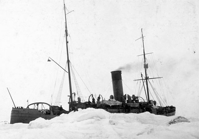 Канонерская лодка «Красный Октябрь» во льдах на пути к острову Врангеля, 16 августа 1924 года