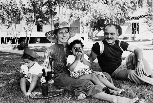 Король Иордании Хусейн ибн Талал и королева Алия с сыном принцем Али и дочерью принцессой Хайей, 1976 год
