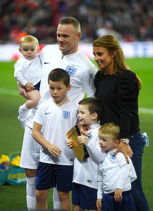 Супруги Руни с сыновьями на товарищеском матче между командами Англии и США на лондонском стадионе Уэмбли, 2018 год