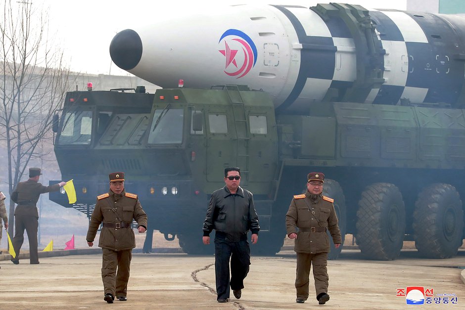 Лидер КНДР Ким Чен Ын во время испытаний межконтинентальной баллистической ракеты
